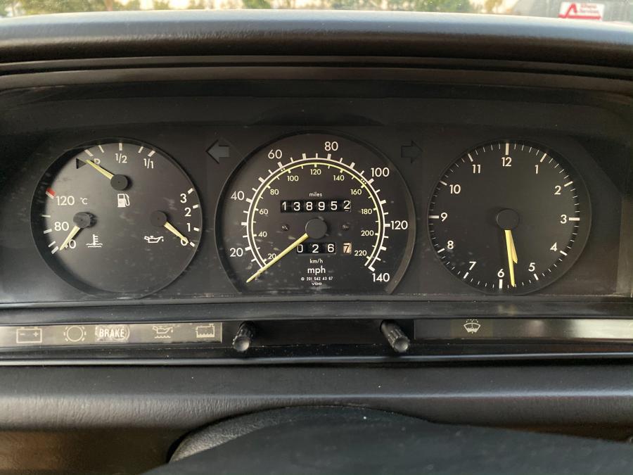 Панель приборов Mercedes-Benz 190 D (W124) 1984 года  (NA) (фото 86 из 240)